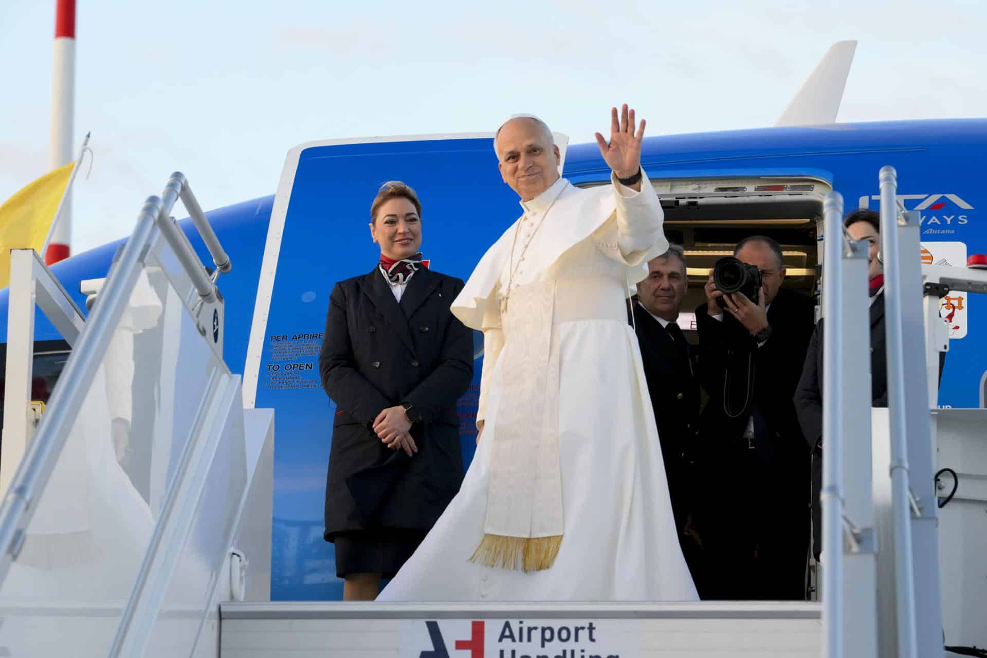 El papa León XIV saluda antes de acceder al avión de ITA Airways en el que volará a Ankara para comenzar su primer viaje internacional a Turquía y Líbano, en Fiumicino, Italia, el 27 de noviembre de 2025. EFE/EPA/VATICAN MEDIA / TELENEWS / HANDOUT ANSA / TELENEWS
+++ ANSA PROPORCIONA ACCESO A ESTA FOTO DE MANO PARA SER UTILIZADA ÚNICAMENTE PARA ILUSTRAR INFORMACIÓN PERIODÍSTICA O COMENTARIOS SOBRE LOS HECHOS O EVENTOS DEPICTADOS EN ESTA IMAGEN - SIN ARCHIVO - SIN LICENCIA - NPK +++USO EDITORIAL DE MANO ENTREGADA SÓLO/NO VENTAS