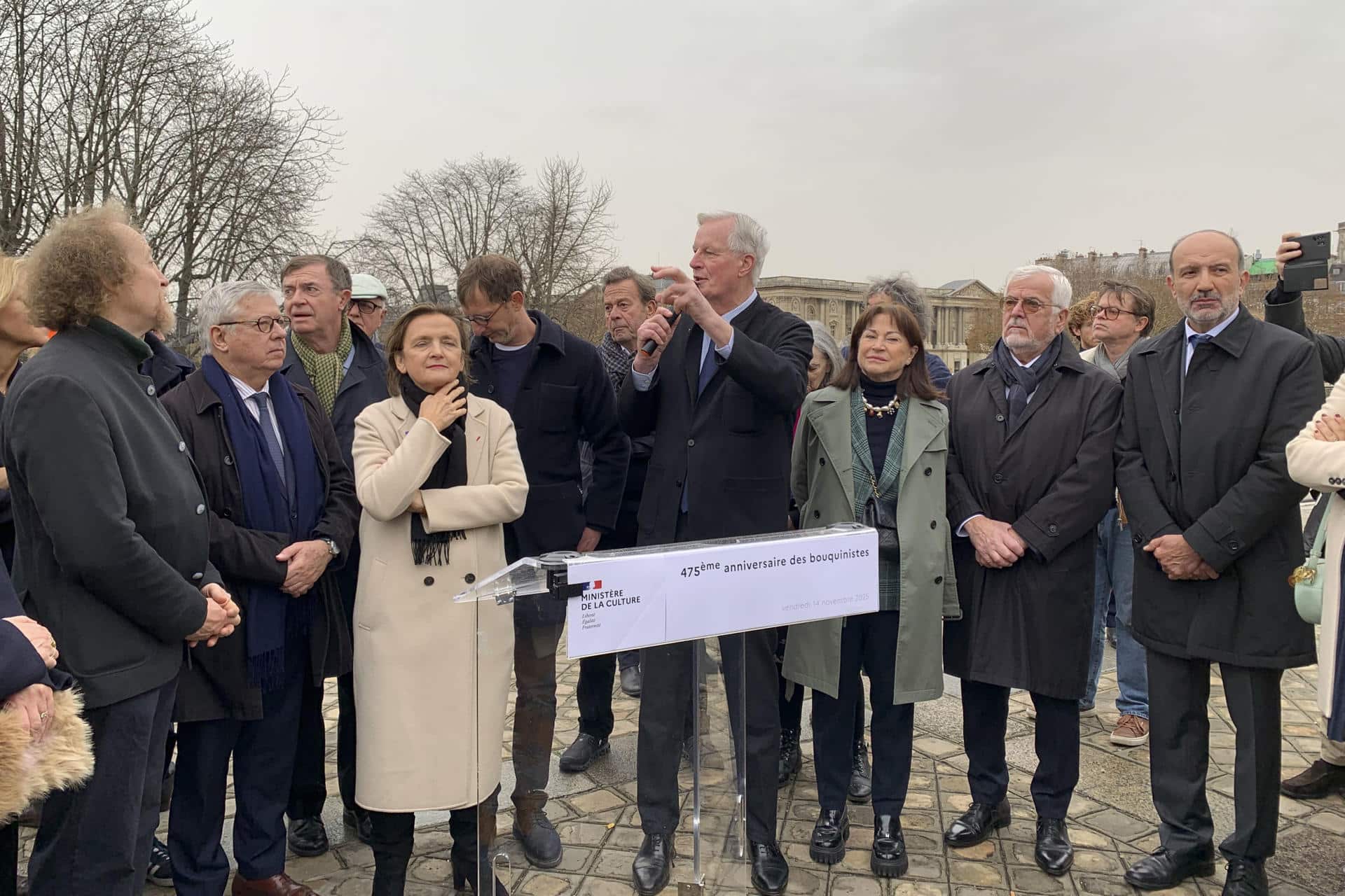 El diputado por París y ex primer ministro de Francia Michel Barnier pronuncia unas palabras durante la celebración del 475 aniversario de los 'bouquinistes' de la capital francesa este viernes a orillas del Sena. EFE/ Isabel Rodríguez Ramiro