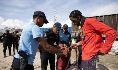 Integrantes de la Policía fueron captados este 31 de octubre al inspeccionar la maleta de una ciudadano, en Black River (Jamaica). EFE/Orlando Barría