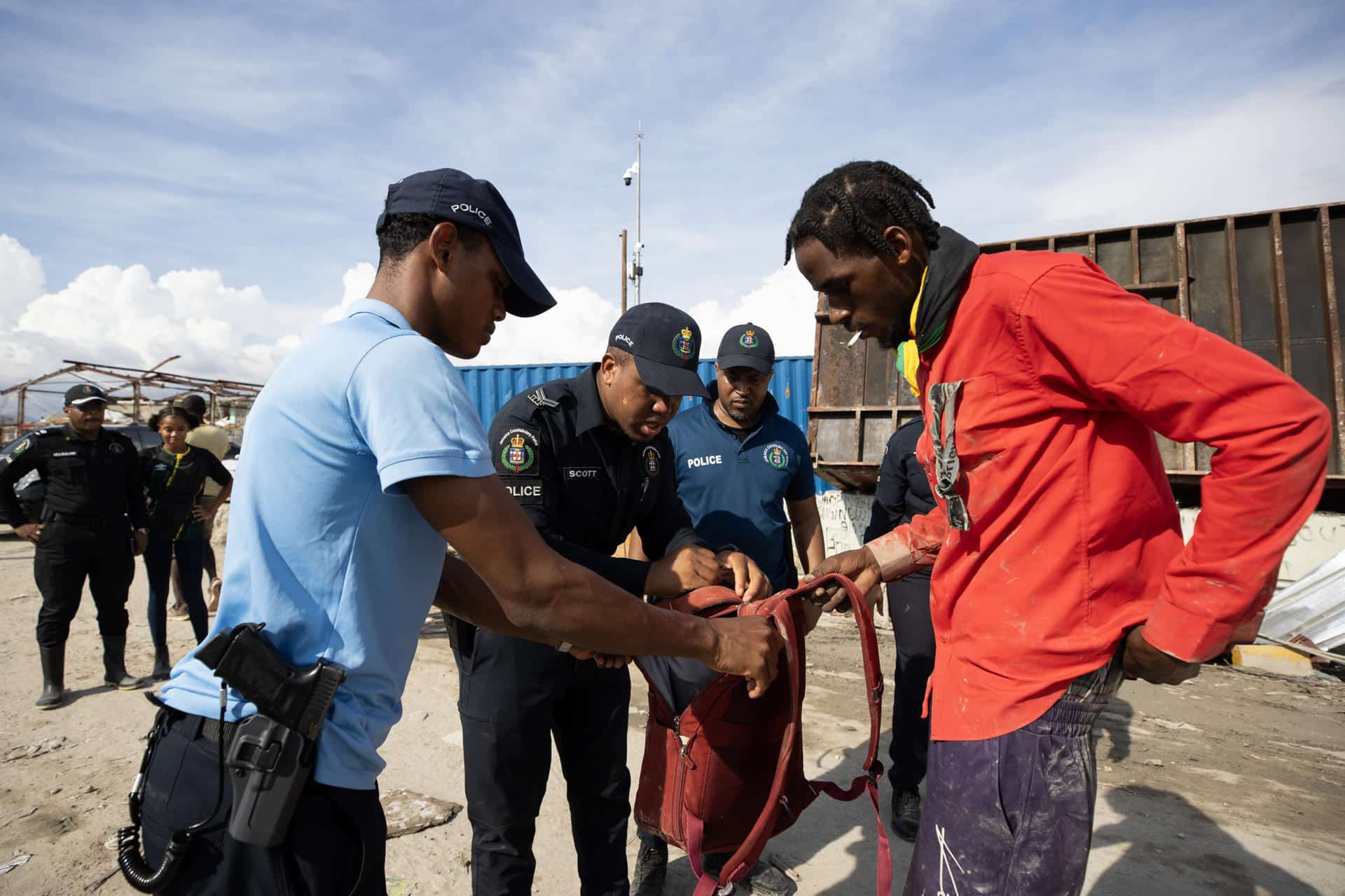 Integrantes de la Policía fueron captados este 31 de octubre al inspeccionar la maleta de una ciudadano, en Black River (Jamaica). EFE/Orlando Barría