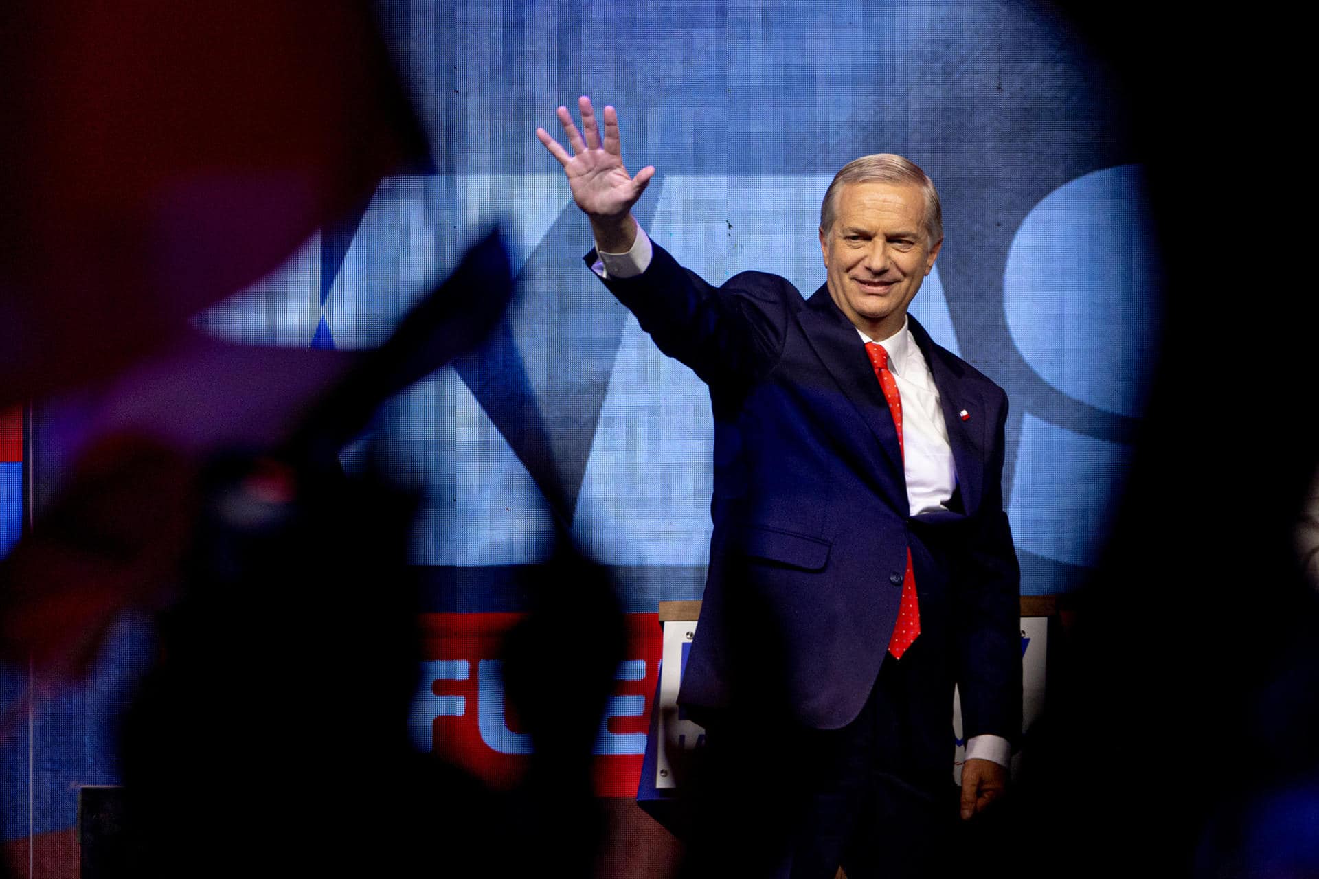 El candidato a la Presidencia de Chile por el Partido Republicano y Social Cristiano, José Antonio Kast, habla tras conocer los resultados de las elecciones este domingo, en Santiago (Chile). EFE / Ailen Díaz