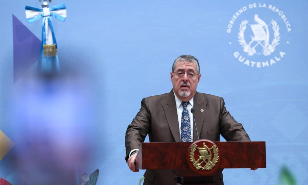 AME7678. CIUDAD DE GUATEMALA (GUATEMALA), 10/11/2025.- El presidente de Guatemala, Bernardo Arévalo de León, reacciona durante una rueda de prensa este lunes, en el Palacio Nacional de la Cultura en Ciudad de Guatemala (Guatemala). Arévalo de León celebró la visita de una misión especial de la Organización de Estados Americanos (OEA), que verifica el fortalecimiento de las instituciones democráticas del país. EFE/ Mariano Macz