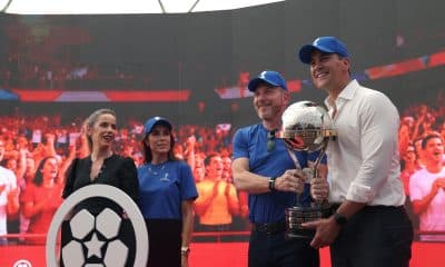 El presidente de Paraguay, Santiago Peña (d), sostiene el trofeo de la Copa Sudamericana junto al presidente de la Confederación Sudamericana de Fútbol (Conmebol), Alejandro Domínguez (2-d), acompañados de la primera dama de Paraguay, Leticia Ocampos (i), y María Mercedes Pérez (2i), durante la inauguración del Fan Fest de la final de la Copa Sudamericana en Asunción. EFE/Juan Pablo Pino