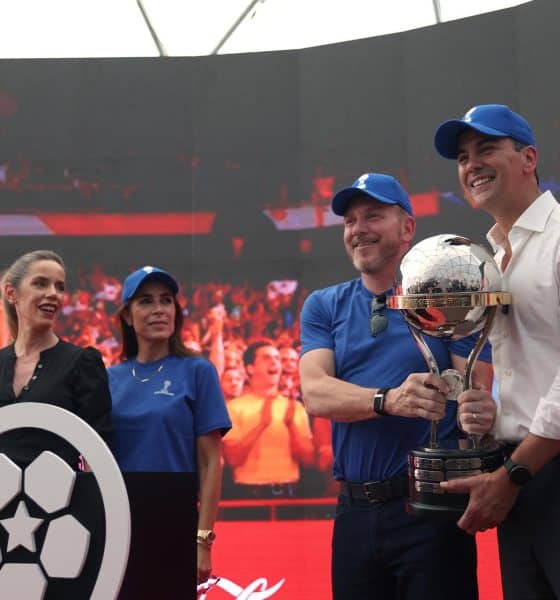 El presidente de Paraguay, Santiago Peña (d), sostiene el trofeo de la Copa Sudamericana junto al presidente de la Confederación Sudamericana de Fútbol (Conmebol), Alejandro Domínguez (2-d), acompañados de la primera dama de Paraguay, Leticia Ocampos (i), y María Mercedes Pérez (2i), durante la inauguración del Fan Fest de la final de la Copa Sudamericana en Asunción. EFE/Juan Pablo Pino