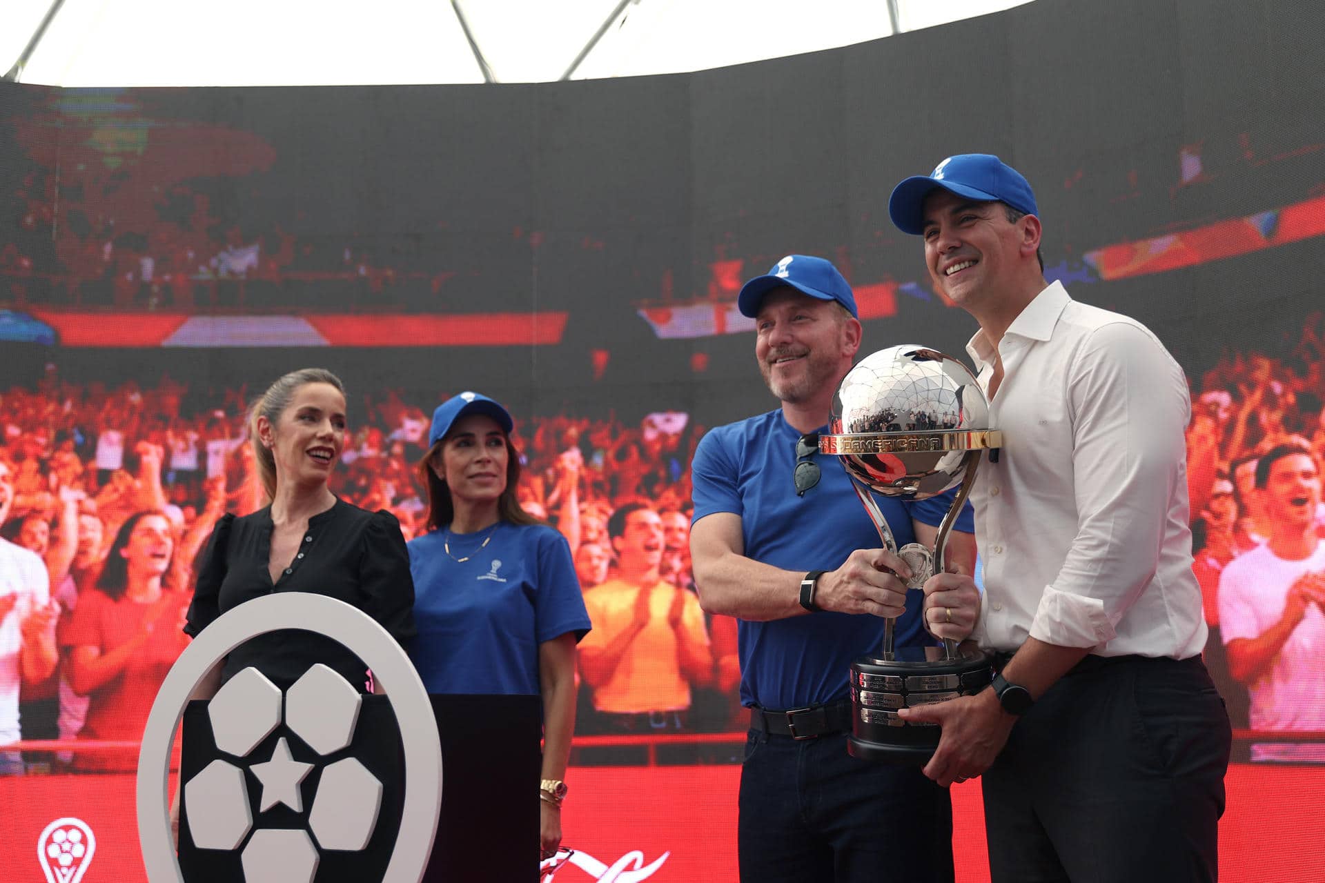 El presidente de Paraguay, Santiago Peña (d), sostiene el trofeo de la Copa Sudamericana junto al presidente de la Confederación Sudamericana de Fútbol (Conmebol), Alejandro Domínguez (2-d), acompañados de la primera dama de Paraguay, Leticia Ocampos (i), y María Mercedes Pérez (2i), durante la inauguración del Fan Fest de la final de la Copa Sudamericana en Asunción. EFE/Juan Pablo Pino