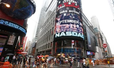 Varias personas caminan por Times Square, Nueva York, Estados Unidos. Imagen de archivo. EFE/Jason Szenes
