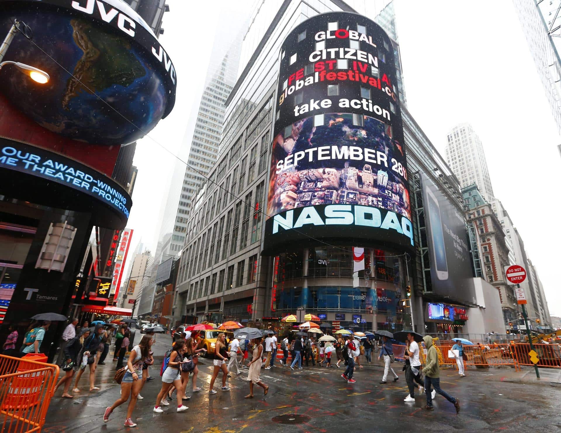 Varias personas caminan por Times Square, Nueva York, Estados Unidos. Imagen de archivo. EFE/Jason Szenes