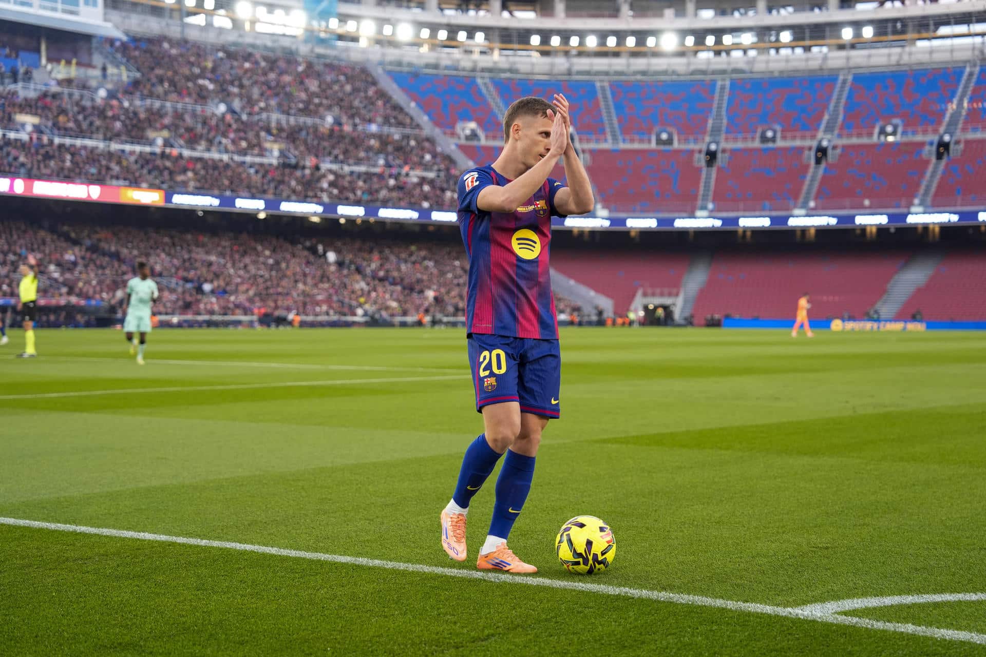 El delantero del Barcelona Dani Olmo durante el partido de LaLiga entre el Barcelona y el Athletic Club, este sábado en el Camp Nou. EFE/ Siu Wu