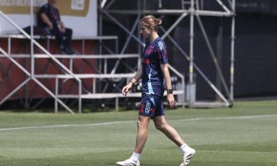 AME3705. LIMA (PERÚ), 28/11/2025.- El entrenador de Flamengo, Filipe Luís, participa en un entrenamiento este viernes, en Lima (Perú). Palmeiras y Flamengo definen este sábado en Lima al primer "tetracampeón" brasileño de la Copa Libertadores, en una final donde el ganador será el primero de Brasil en lucir en sus vitrinas cuatro trofeos del máximo torneo de clubes de Sudamérica. EFE/ José Jácome