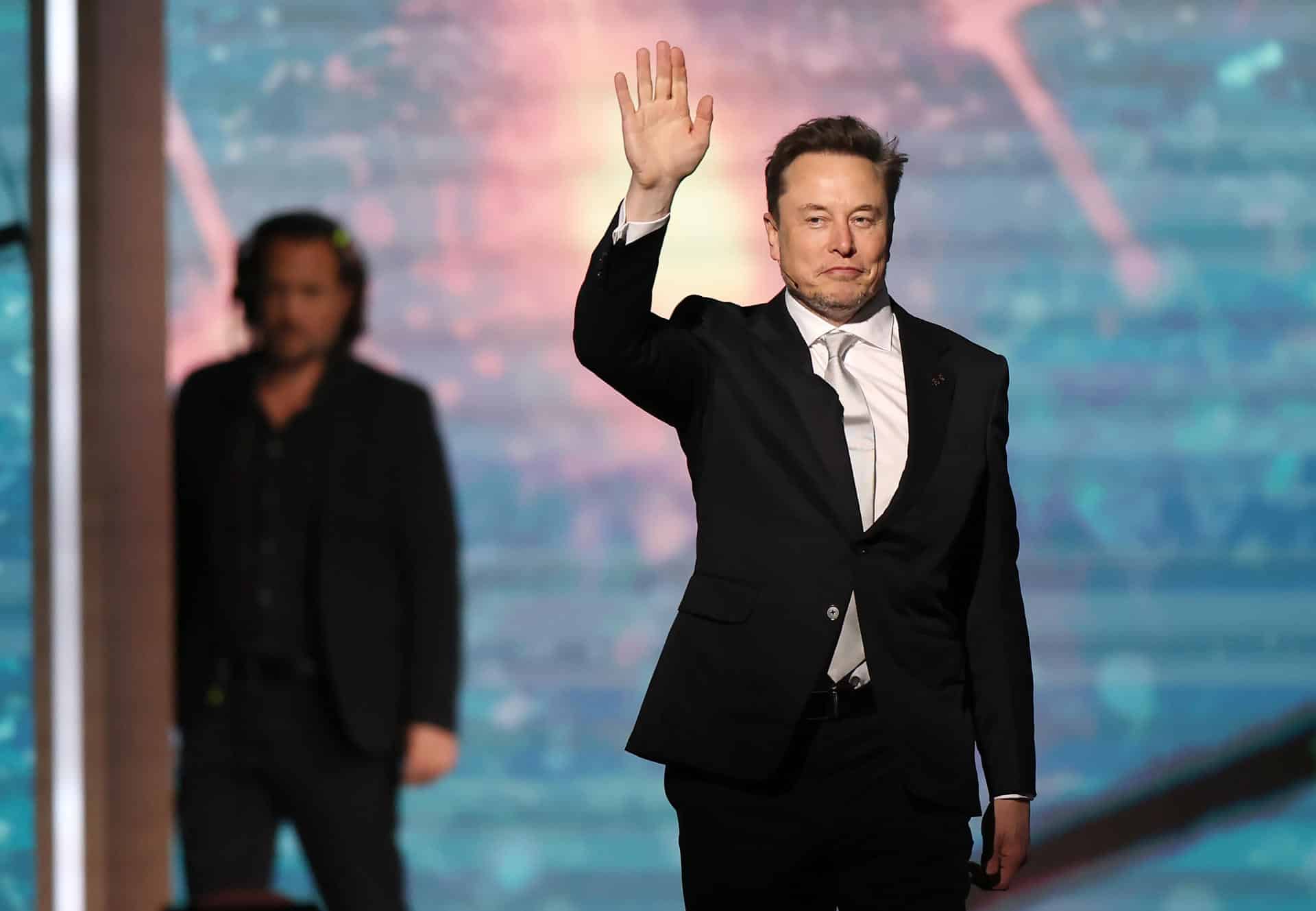 Fotografía de archivo del 13 de mayo de 2025 que muestra al CEO de SpaceX y xAI, Elon Musk saludando durante el Foro de Inversión Saudi-US, en Riad (Arabia Saudí). EFE/ Ali Haider /ARCHIVO/ NO VENTAS ZONA EPA