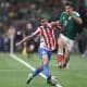 Raúl Jiménez (d), de México, disputa un balón con Gustavo Velázquez, de Paraguay, en un partido amistoso entre México y Paraguay en el Alamodome en San Antonio (Estados Unidos). EFE/Carlos Ramírez
