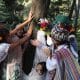 Un grupo de personas realiza una "boda" este domingo, en un parque en Ciudad de México (México). EFE/ Mario Guzmán
