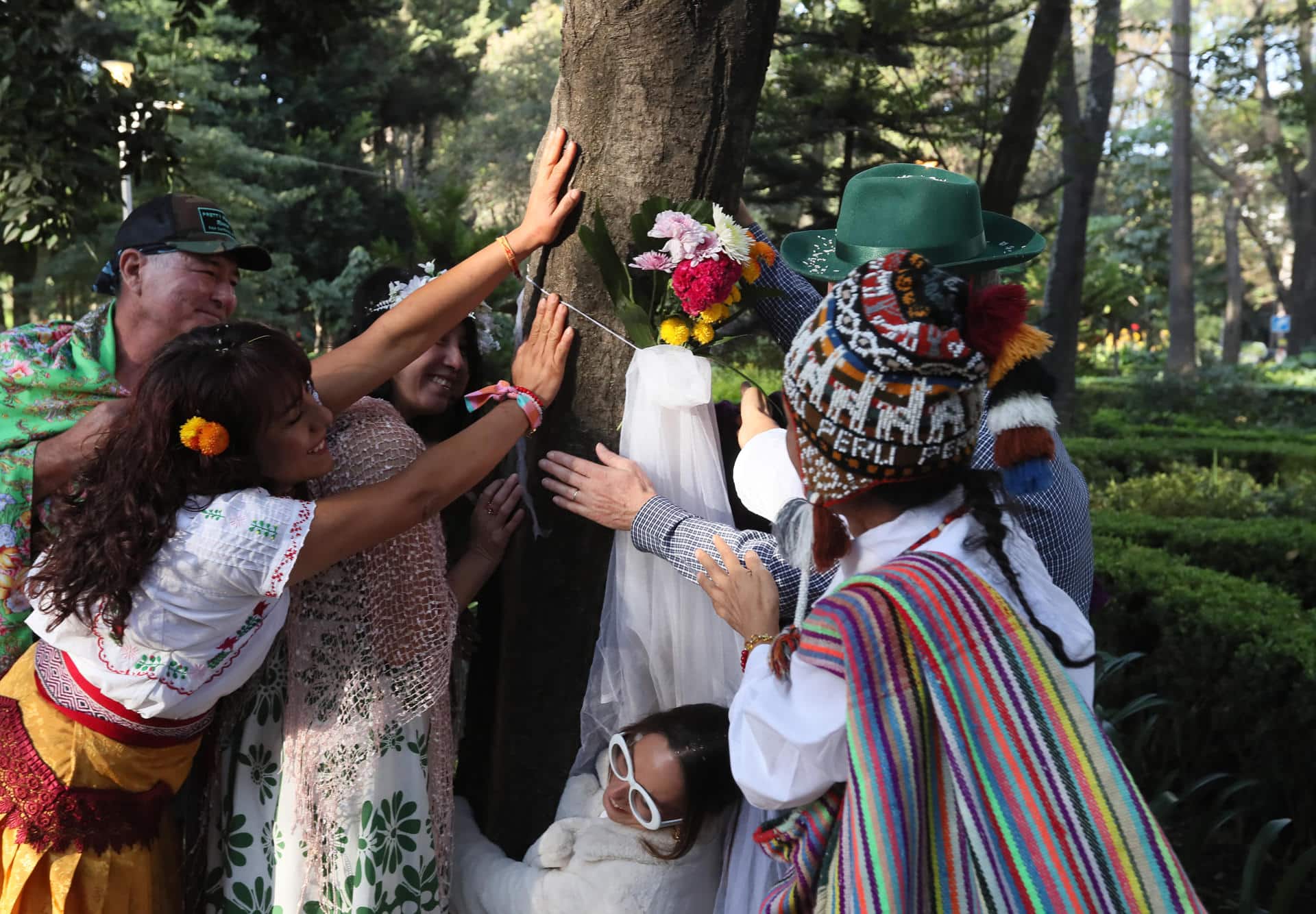 Un grupo de personas realiza una "boda" este domingo, en un parque en Ciudad de México (México). EFE/ Mario Guzmán