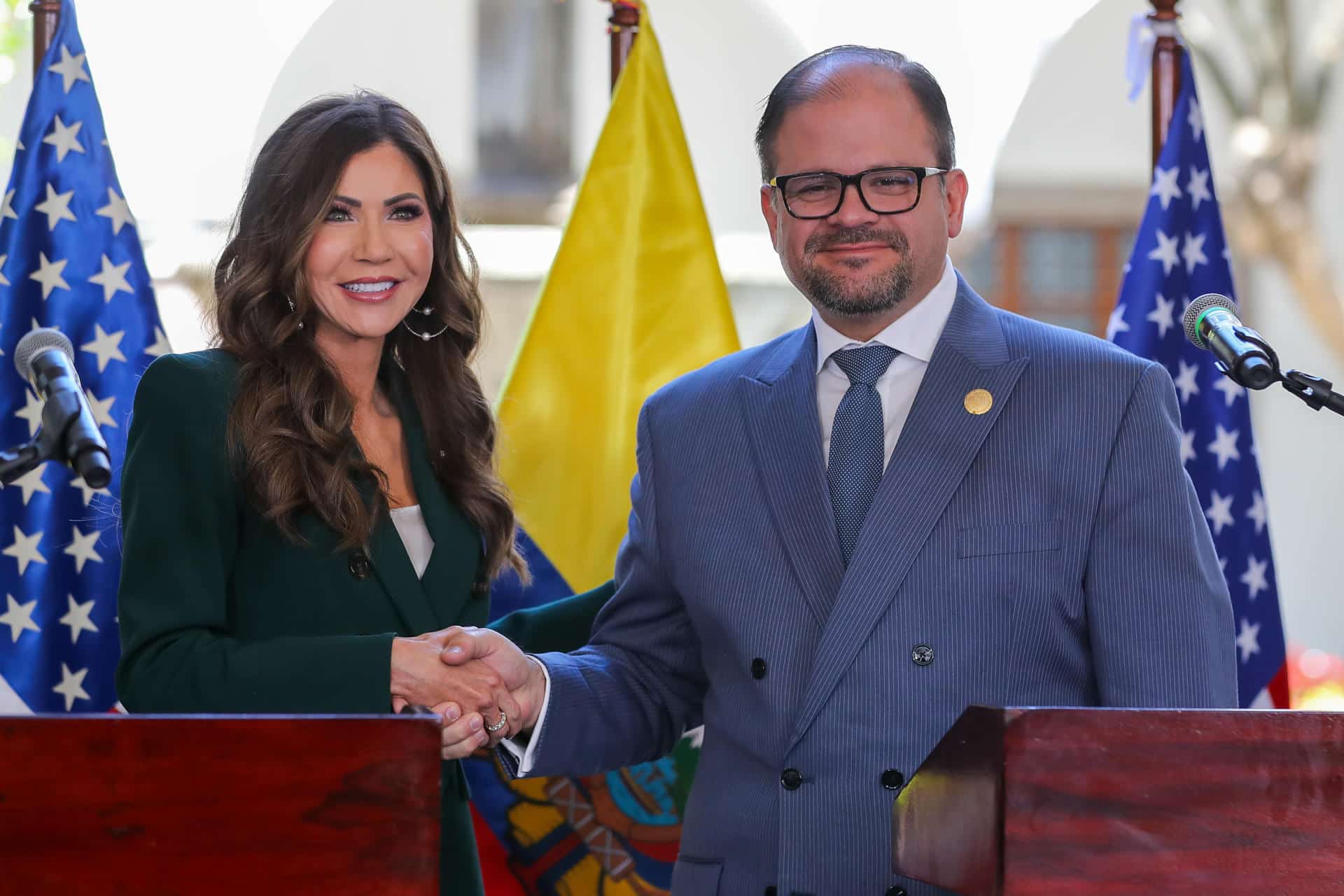Fotografía de archivo, tomada el pasad 31 de julio, en la que se captó a la secretaria de Seguridad Nacional de Estados Unidos, Kristi Noem (i), al posar junto al ministro del Interior de Ecuador, John Reimberg (d), durante una rueda de prensa conjunta, en Quito (Ecuador). EFE/José Jácome