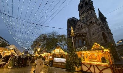 - Detalle de un mercadillo navideño en Berlín, este lunes. Las ciudades y pueblos de Alemania se vuelven a llenar de unos 2.500 mercadillos navideños, con un refuerzo de las medidas de seguridad en muchos de estos, tras el ataque del año pasado en Magdeburgo (en el este de Alemania), lo que podría suponer un aumento de los gastos para los organizadores. EFE/ Paloma Rocha