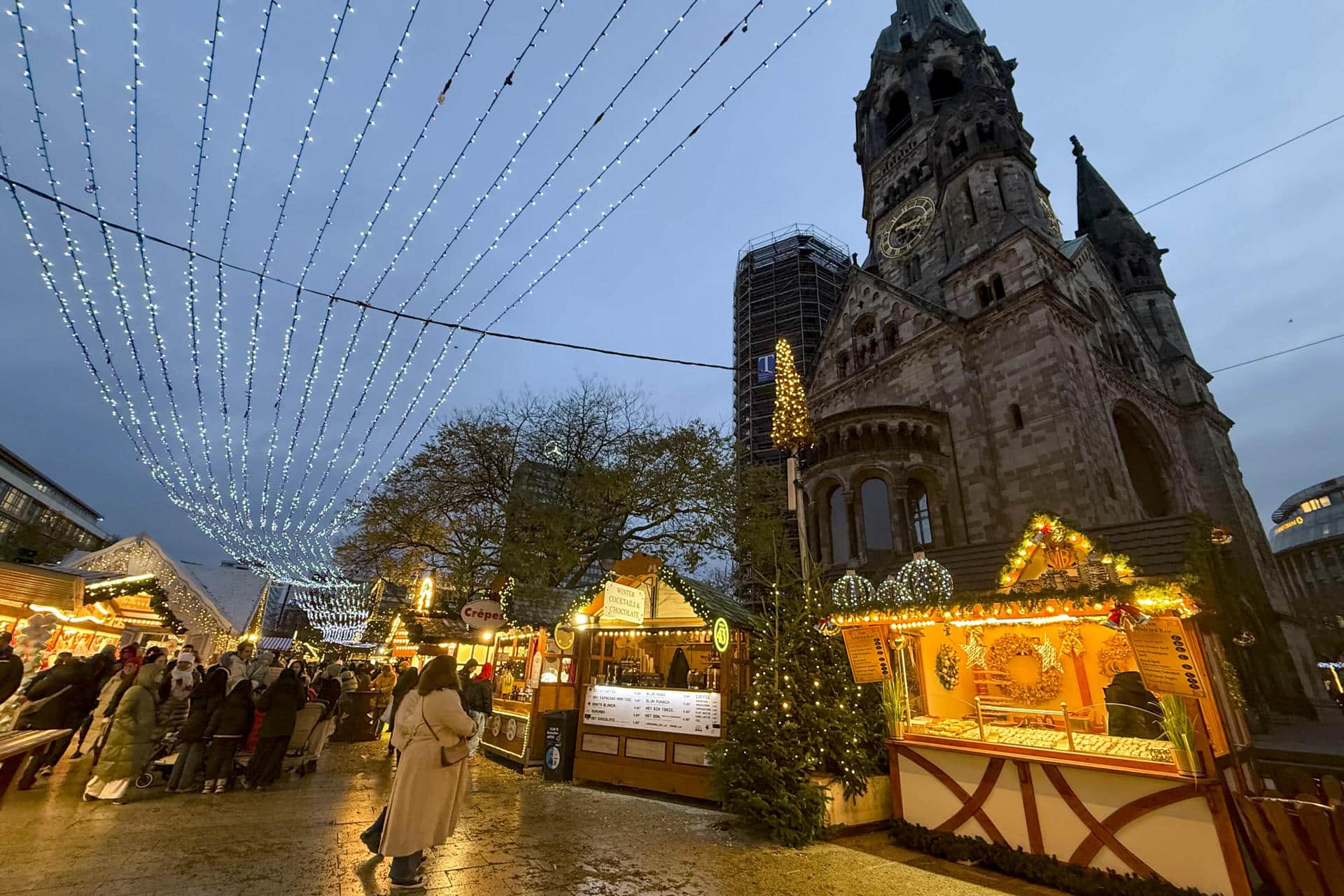- Detalle de un mercadillo navideño en Berlín, este lunes. Las ciudades y pueblos de Alemania se vuelven a llenar de unos 2.500 mercadillos navideños, con un refuerzo de las medidas de seguridad en muchos de estos, tras el ataque del año pasado en Magdeburgo (en el este de Alemania), lo que podría suponer un aumento de los gastos para los organizadores. EFE/ Paloma Rocha