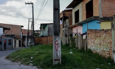 Fotografía tomada el pasado 30 de octubre de las iniciales de la organización criminal brasileña Comando Vermelho (CV), en un poste de luz de la comuna Barreiro, en Belém (Brasil). EFE/Sebastiao Moreira