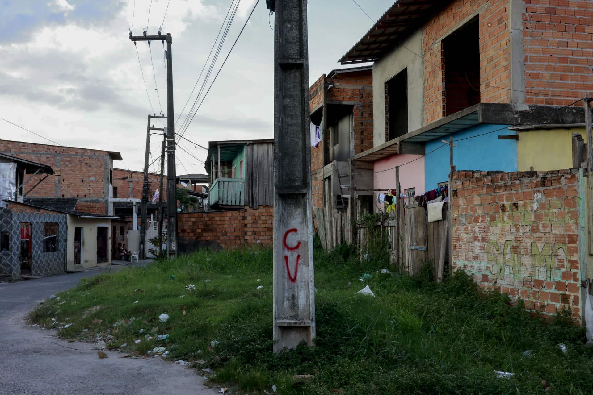 Fotografía tomada el pasado 30 de octubre de las iniciales de la organización criminal brasileña Comando Vermelho (CV), en un poste de luz de la comuna Barreiro, en Belém (Brasil). EFE/Sebastiao Moreira