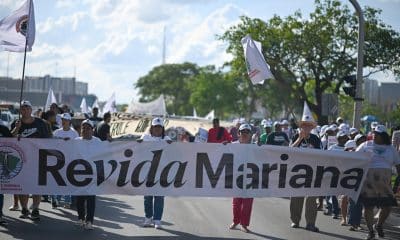 Imagen de archivo de integrantes del Movimiento de Afectados por Represas (MAB), participan en una protesta por la aprobación de la Política Nacional sobre los Derechos de la Población Afectada por Represas, en la Explanada de los Ministerios en Brasília (Brasil). EFE/Andre Borges