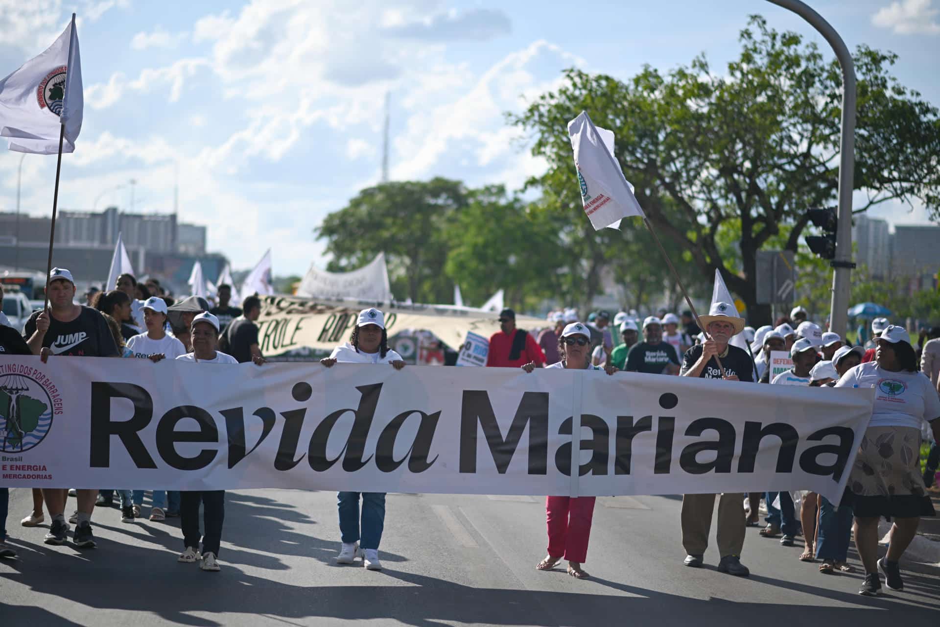 Imagen de archivo de integrantes del Movimiento de Afectados por Represas (MAB), participan en una protesta por la aprobación de la Política Nacional sobre los Derechos de la Población Afectada por Represas, en la Explanada de los Ministerios en Brasília (Brasil). EFE/Andre Borges