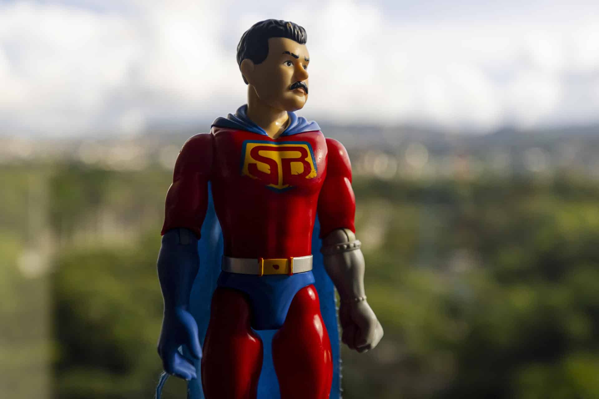 Detalle de la figura de acción "SuperBigote", alusivo al presidente de Venezuela, Nicolás Maduro, en Caracas (Venezuela). EFE/Miguel Gutiérrez