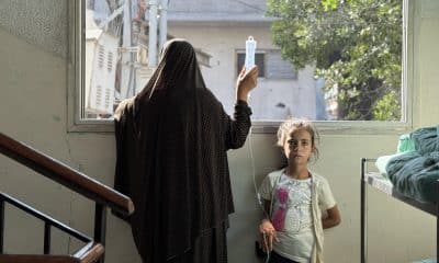 Imagen de archivo de una niña que recibe tratamiento para la desnutrición en el Hospital de la Sociedad Benéfica de Amigos del Paciente de Ciudad de Gaza. EFE/Ahmad Awad
