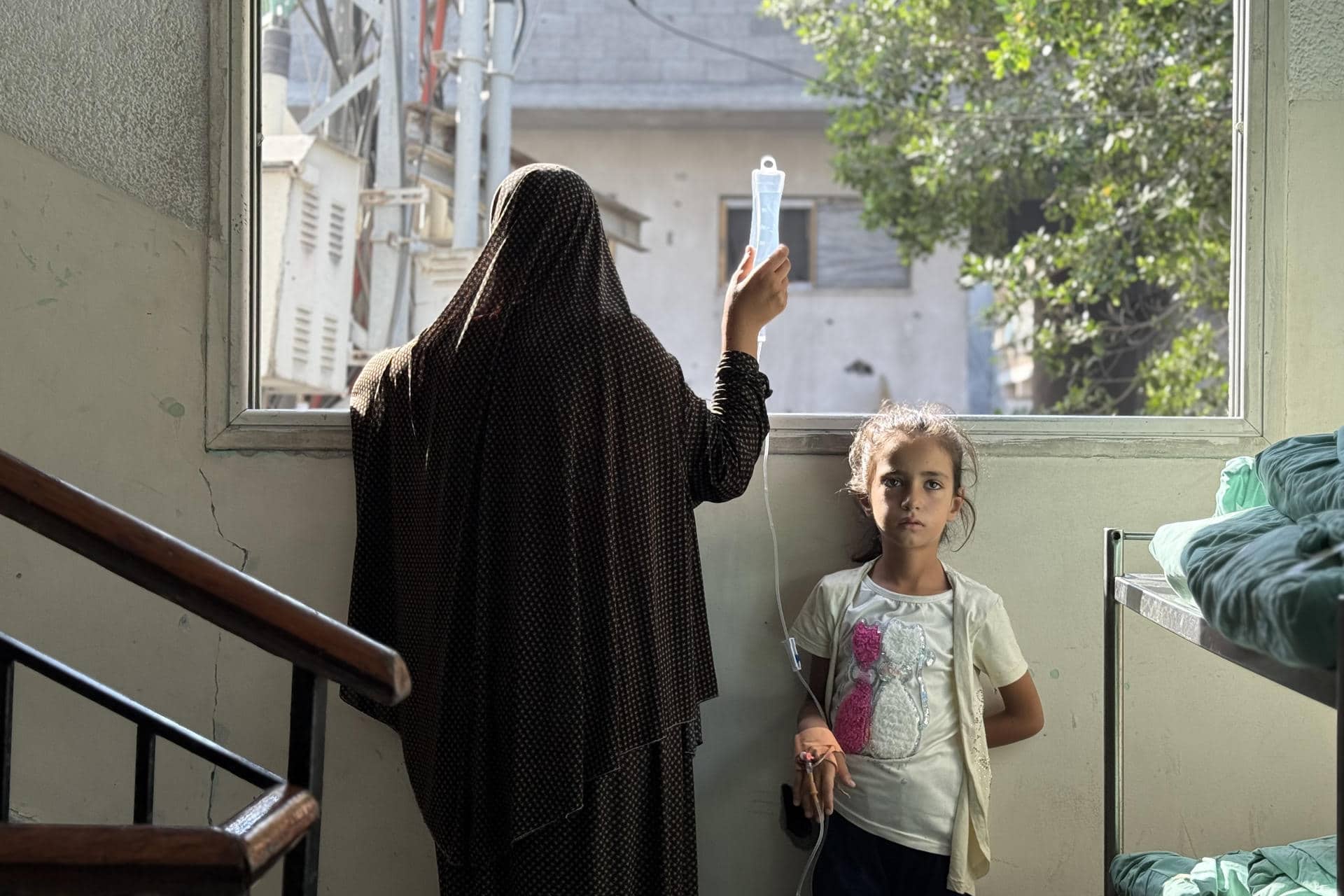 Imagen de archivo de una niña que recibe tratamiento para la desnutrición en el Hospital de la Sociedad Benéfica de Amigos del Paciente de Ciudad de Gaza. EFE/Ahmad Awad