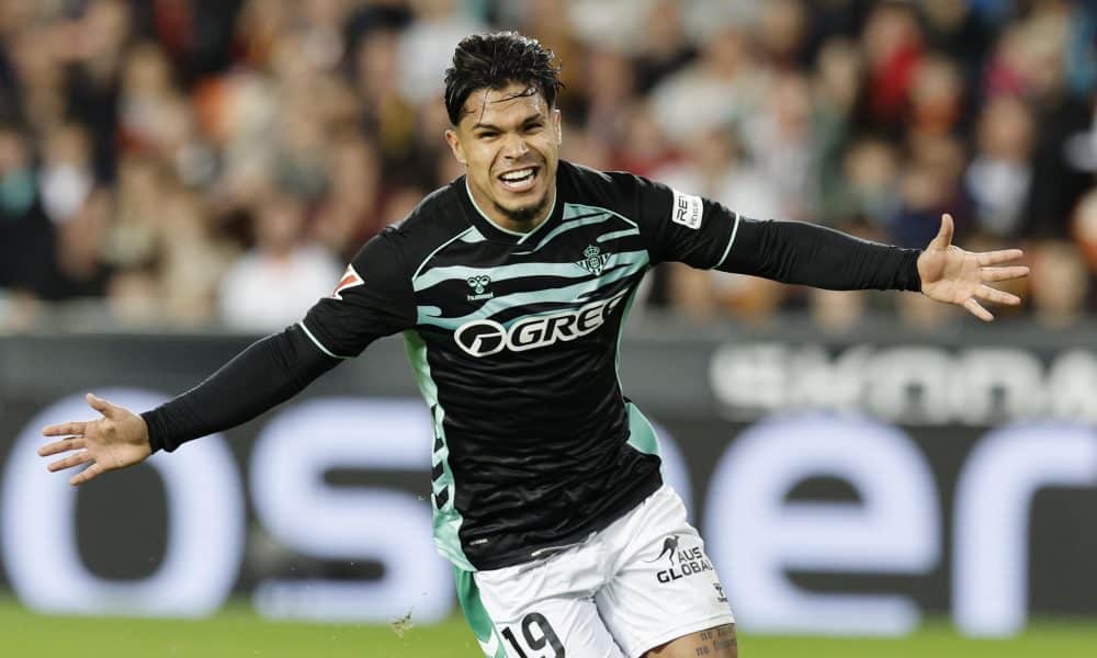 El delantero colombiano del Betis, Cucho Hernández, celebra el primer gol del equipo bético durante el partido de la jornada 12 de LaLiga EA Sports que Valencia CF y Real Betis disputaron en el Estadio de Mestalla. EFE/ Kai Försterling