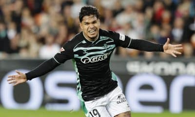 El delantero colombiano del Betis, Cucho Hernández, celebra el primer gol del equipo bético durante el partido de la jornada 12 de LaLiga EA Sports que Valencia CF y Real Betis disputaron en el Estadio de Mestalla. EFE/ Kai Försterling