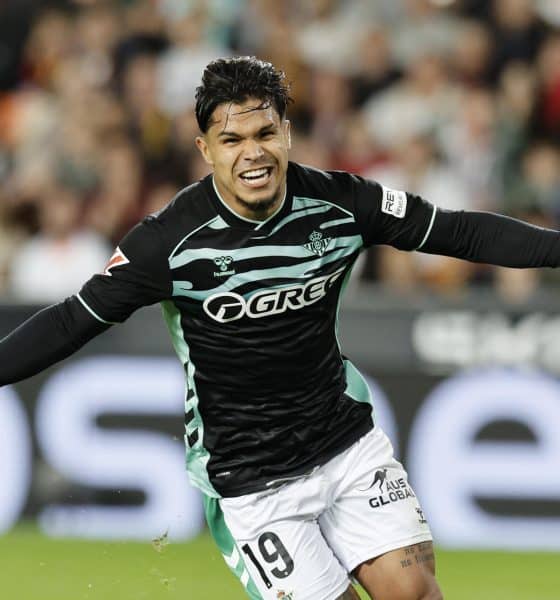 El delantero colombiano del Betis, Cucho Hernández, celebra el primer gol del equipo bético durante el partido de la jornada 12 de LaLiga EA Sports que Valencia CF y Real Betis disputaron en el Estadio de Mestalla. EFE/ Kai Försterling