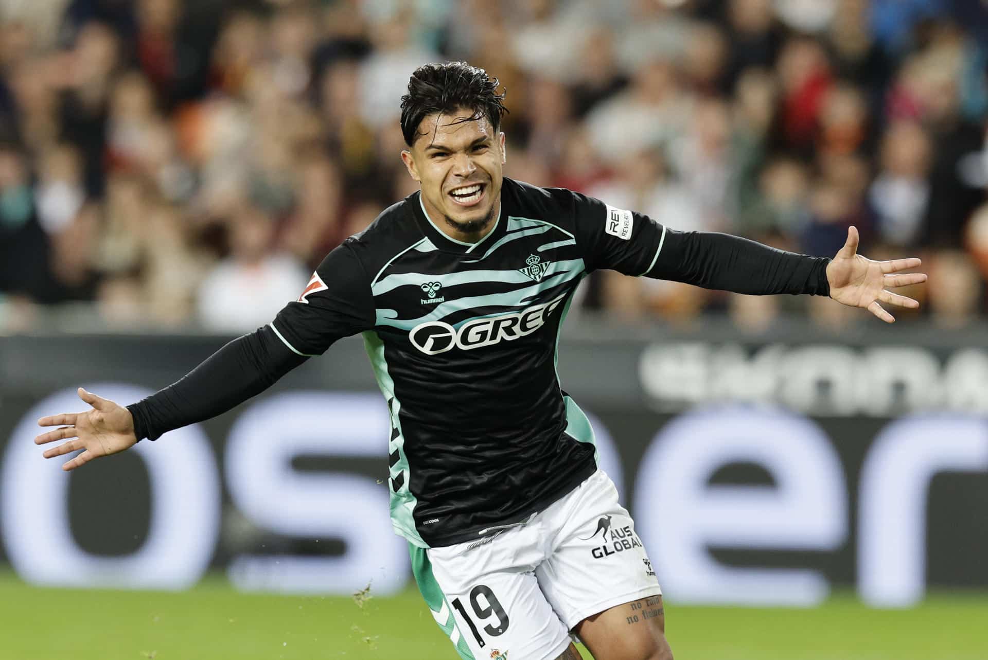 El delantero colombiano del Betis, Cucho Hernández, celebra el primer gol del equipo bético durante el partido de la jornada 12 de LaLiga EA Sports que Valencia CF y Real Betis disputaron en el Estadio de Mestalla. EFE/ Kai Försterling