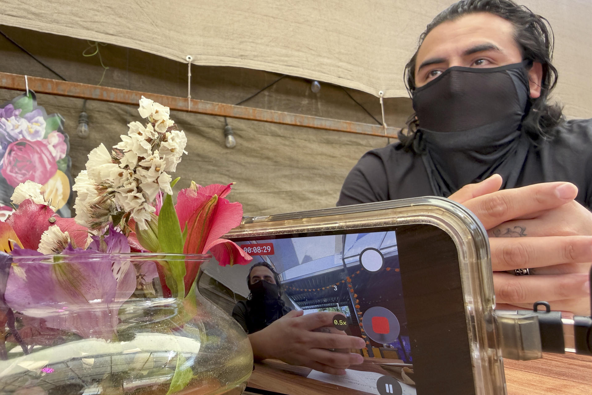 El fundador del Colectivo DLR, Andy Torres, habla durante una entrevista para EFE este viernes, en el estado de Oaxaca (México). EFE/ Jesús Méndez