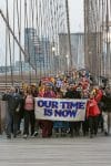 Fotografía tomada de la red social X de la cuenta @ZohranKMamdani que muestra al demócrata Zohran Mamdani (c-d) cruzando el puente de Brooklyn durante un acto político este lunes, en Brooklyn (Estados Unidos). Mamdani, el candidato favorito para ganar las elecciones a la Alcaldía de Nueva York, cruzó el puente de Brooklyn acompañado de decenas de sus votantes, ultimando su campaña electoral un día antes de los comicios. EFE/ @zohrankmamdani
