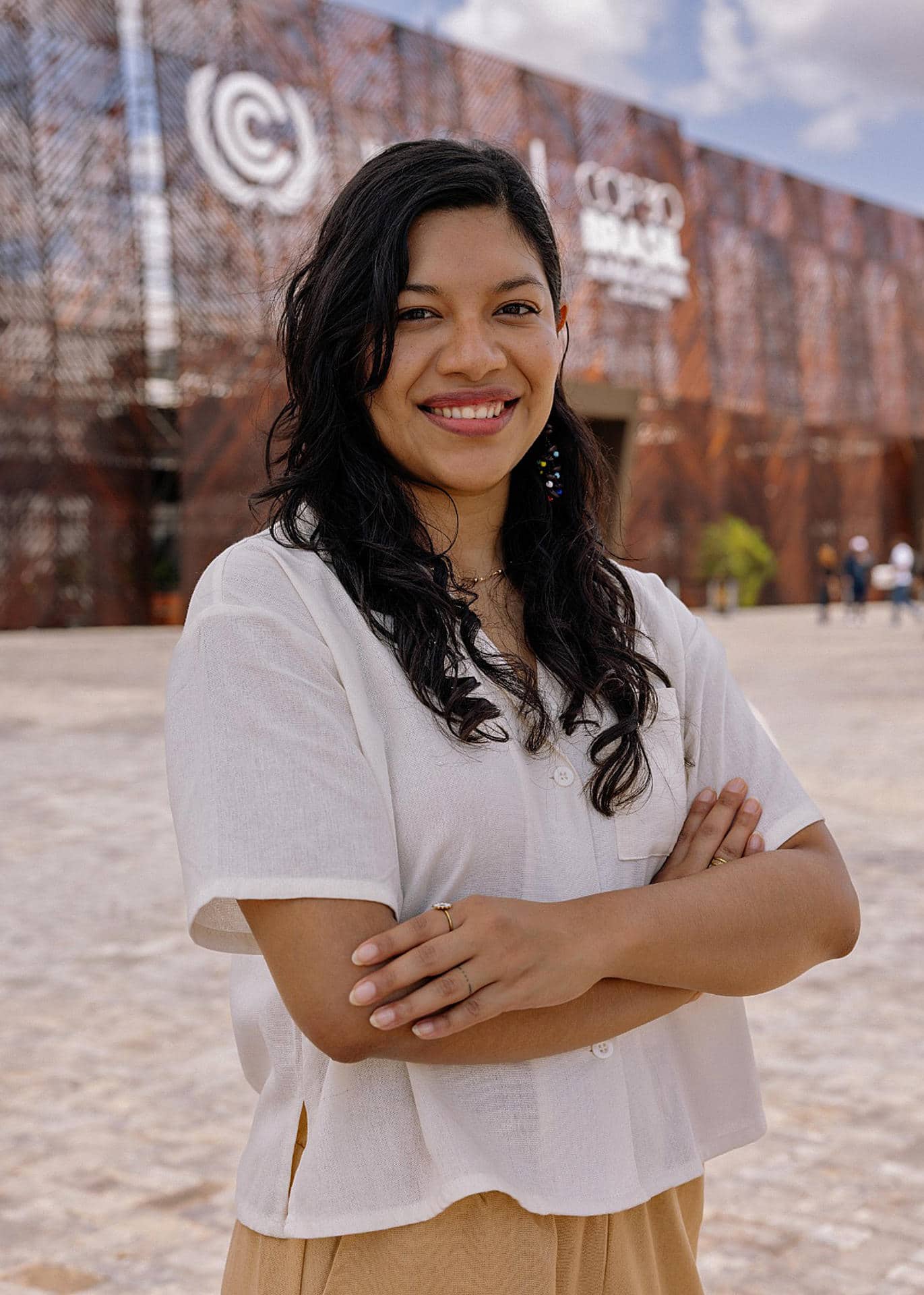 Fotografía cedida por la organización Greenpeace este domingo, que muestra a la campañista de Clima y Energía de Greenpeace México, Viridiana Lázaro, posando al termino de la COP30 celebrada en Bélem (Brasil). EFE/ Greenpeace /SOLO USO EDITORIAL/NO VENTAS/SOLO DISPONIBLE PARA ILUSTRAR LA NOTICIA QUE ACOMPAÑA (CRÉDITO OBLIGATORIO)