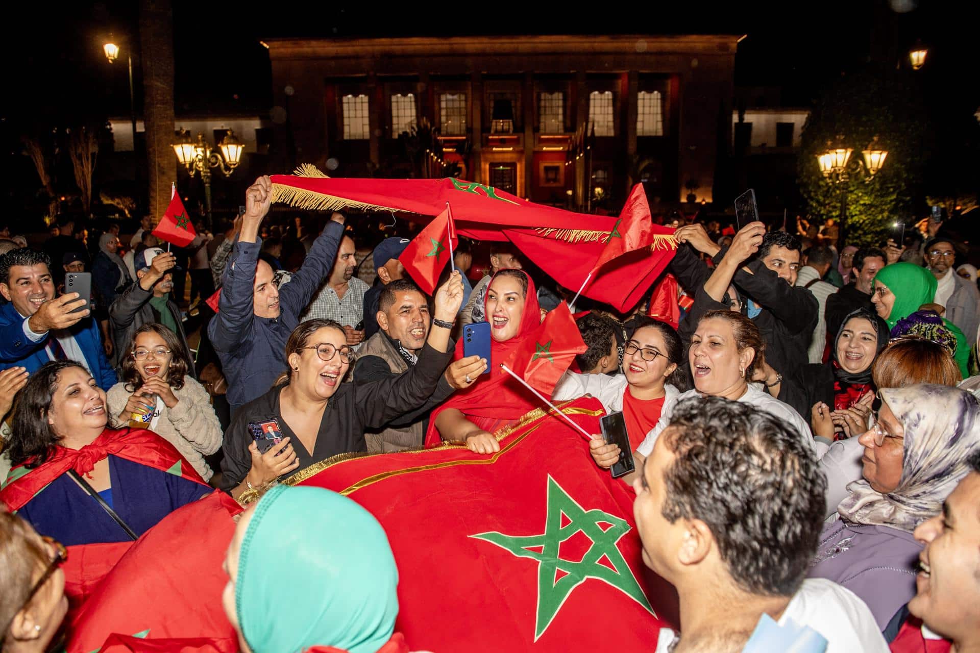 Rabat, 1 nov (EFE).- La resolución aprobada por el Consejo de Seguridad de la ONU sobre el Sáhara Occidental desató elogios unánimes entre la clase política y económica de Marruecos así como la sociedad civil y la prensa que la calificaron como un triunfo de la estrategia diplomática del país magrebí. EFE/EPA/JALAL MORCHIDI