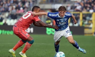 El jugador del Cagliari Michael Folorunsho (L)trata de frenar a Nico Paz en el patido jugado en el Giuseppe Sinigaglia stadium de Como, Italia. EFE/EPA/MATTEO BAZZI