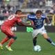 El jugador del Cagliari Michael Folorunsho (L)trata de frenar a Nico Paz en el patido jugado en el Giuseppe Sinigaglia stadium de Como, Italia. EFE/EPA/MATTEO BAZZI