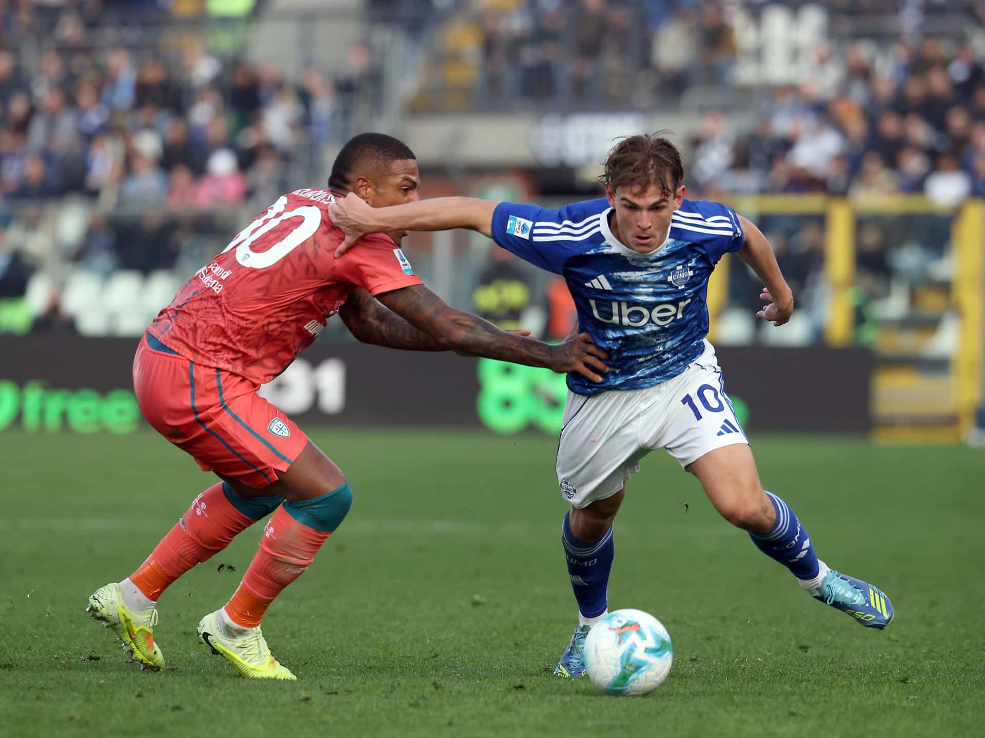 El jugador del Cagliari Michael Folorunsho (L)trata de frenar a Nico Paz en el patido jugado en el Giuseppe Sinigaglia stadium de Como, Italia. EFE/EPA/MATTEO BAZZI