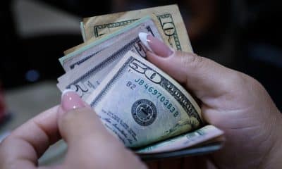 Fotografía de archivo donde aparece una persona muestra dólares estadounidenses en una oficina de cambio de moneda. EFE/ André Coelho