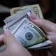 Fotografía de archivo donde aparece una persona muestra dólares estadounidenses en una oficina de cambio de moneda. EFE/ André Coelho