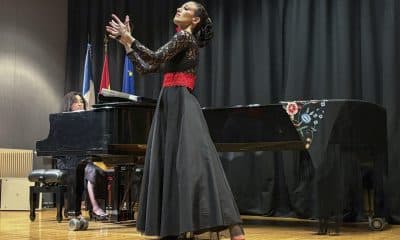 La cantante lírica, Inés de Arvizu, durante su actuación hoy lunes en los actos de celebración de los 90 años del Colegio de España en París. EFE / Pol Lloberas
