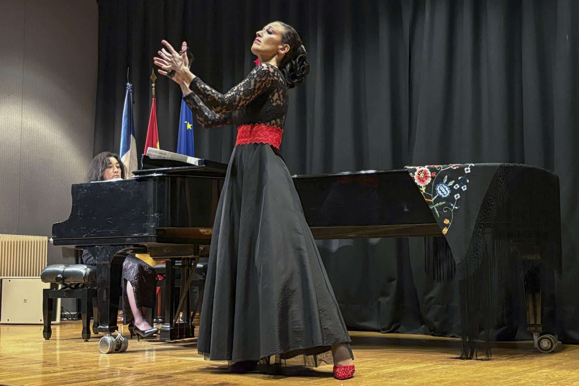 La cantante lírica, Inés de Arvizu, durante su actuación hoy lunes en los actos de celebración de los 90 años del Colegio de España en París. EFE / Pol Lloberas