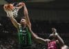 Yannick Kraag (i), del Joventut de Badalona, y Atoumane Diagne (d), del Hiopos Lleida, durante el partido correspondiente a la fase regular de la Liga Endesa disputado en Badalona. EFE/ Enric Fontcuberta