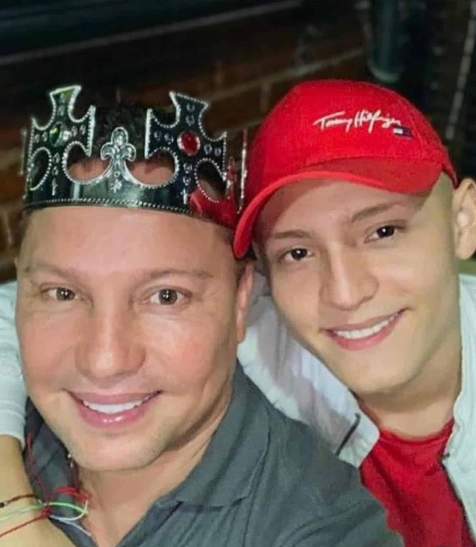Captura de pantalla tomada de la cuenta oficial de Instagram @giovannyayalaoficial del cantante colombiano Giovanny Ayala posando junto a su hijo Miguel Ayala (d). EFE/Rastreo de redes @giovannyayalaoficial /SOLO USO EDITORIAL/NO VENTAS/ SOLO DISPONIBLE PARA ILUSTRAR LA NOTICIA QUE ACOMPAÑA (CRÉDITO OBLIGATORIO)