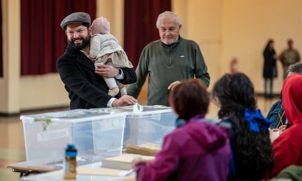 Fotografía cedida por Presidencia de Chile del mandatario Gabriel Boric votando durante la jornada electoral este domingo, en Punta Arenas (Chile).. EFE/