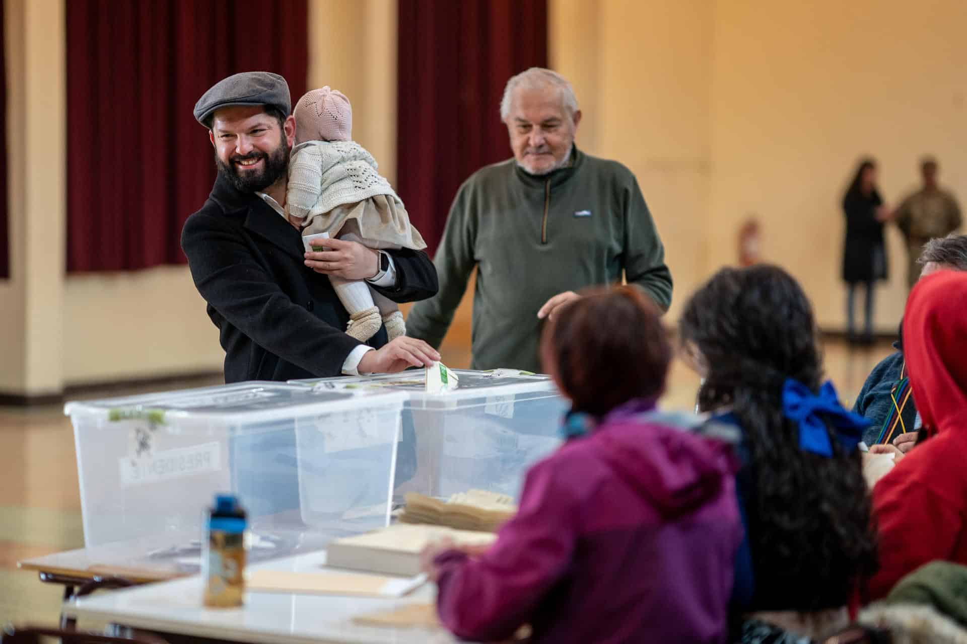 Fotografía cedida por Presidencia de Chile del mandatario Gabriel Boric votando durante la jornada electoral este domingo, en Punta Arenas (Chile).. EFE/