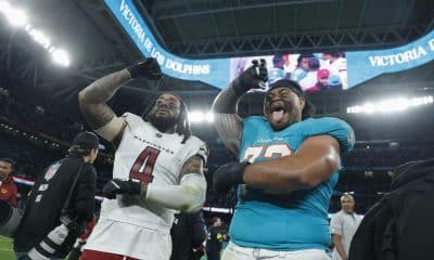 El jugador del Miami Dolphins Jonah Savaiinaea y el jugador del Washington Commanders Frankie Luvu, tras el partido de liga regular de la Liga de Fútbol Americano (NFL), que disputaron los equipos Miami Dolphins y Washington Commanders en el Estadio Santiago Bernabéu. EFE/JuanJo Martín