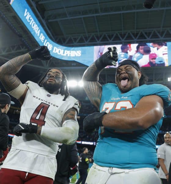 El jugador del Miami Dolphins Jonah Savaiinaea y el jugador del Washington Commanders Frankie Luvu, tras el partido de liga regular de la Liga de Fútbol Americano (NFL), que disputaron los equipos Miami Dolphins y Washington Commanders en el Estadio Santiago Bernabéu. EFE/JuanJo Martín