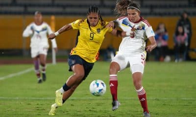 Nayely Bolaños (i), de Ecuador, disputa un balón con Yenifer Giménez, de Venezuela, en un partido de la Liga de Naciones Femenina entre Ecuador y Venezuela en el estadio Rodrigo Paz Delgado, en Quito (Ecuador). EFE/Vicente Costales