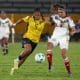 Nayely Bolaños (i), de Ecuador, disputa un balón con Yenifer Giménez, de Venezuela, en un partido de la Liga de Naciones Femenina entre Ecuador y Venezuela en el estadio Rodrigo Paz Delgado, en Quito (Ecuador). EFE/Vicente Costales